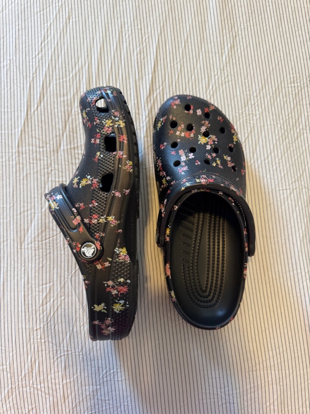 CROCS Women’s Black Floral Classic Clogs - Ditsy Floral Print